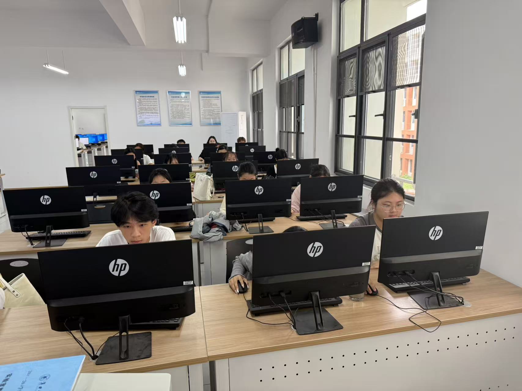 以赛促学：汉口学院实验教学中心携手管理学院开启数字化校赛