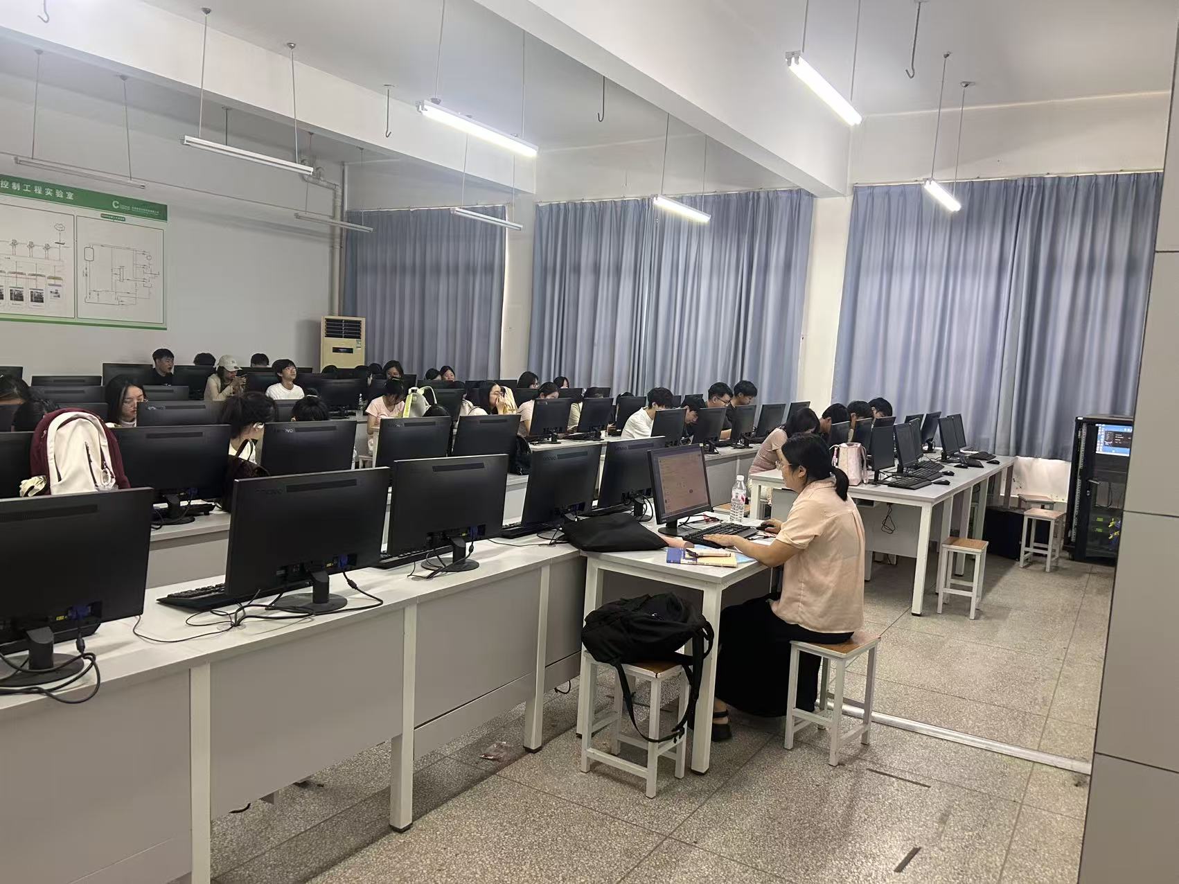 护航开学第一课：实验教学管理中心巡查在行动