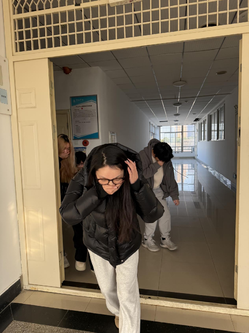 汉口学院实验教学管理中心 组织消防疏散演练