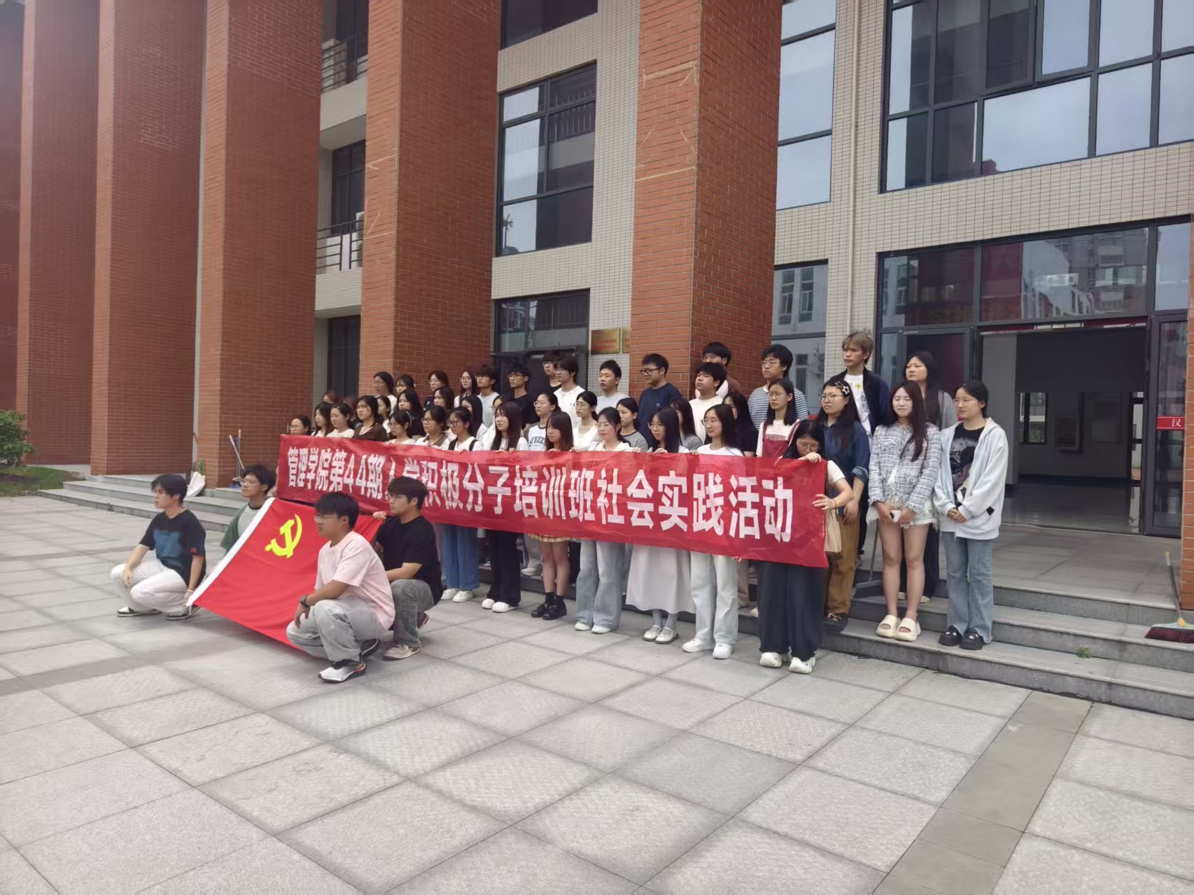 汉口学院第44期入党积极分子开展 “净化校园，从我做起”主题实践活动