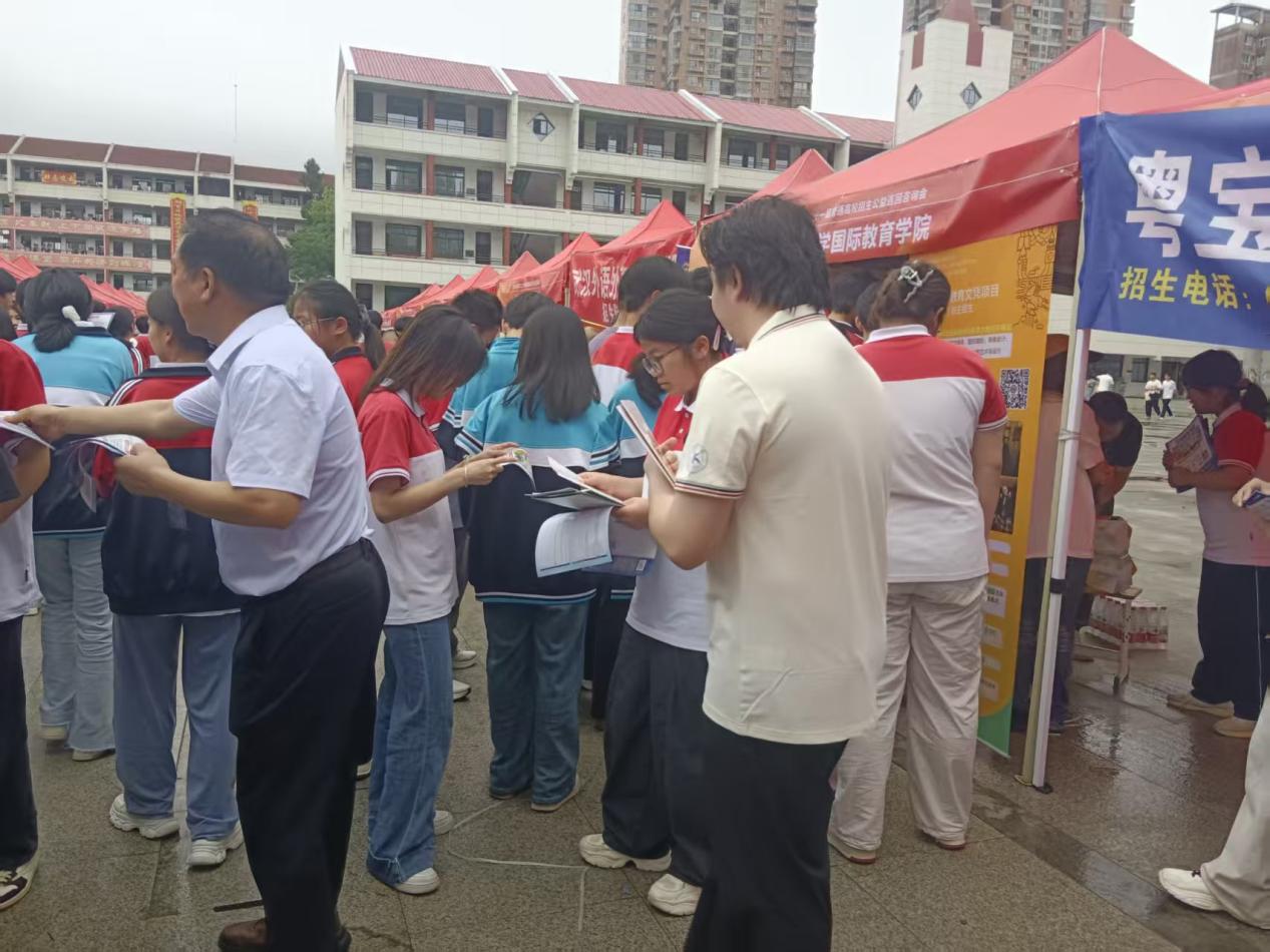 面对面答疑，心贴心服务： 汉口学院实验教学管理中心新洲招生宣传行