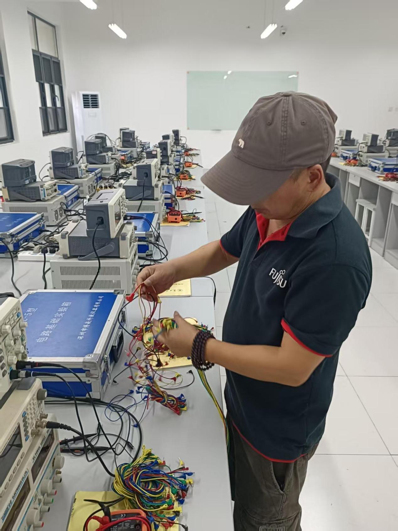 暑期不歇脚 设备先过关——实验教学管理中心开展期末实验室设备维护