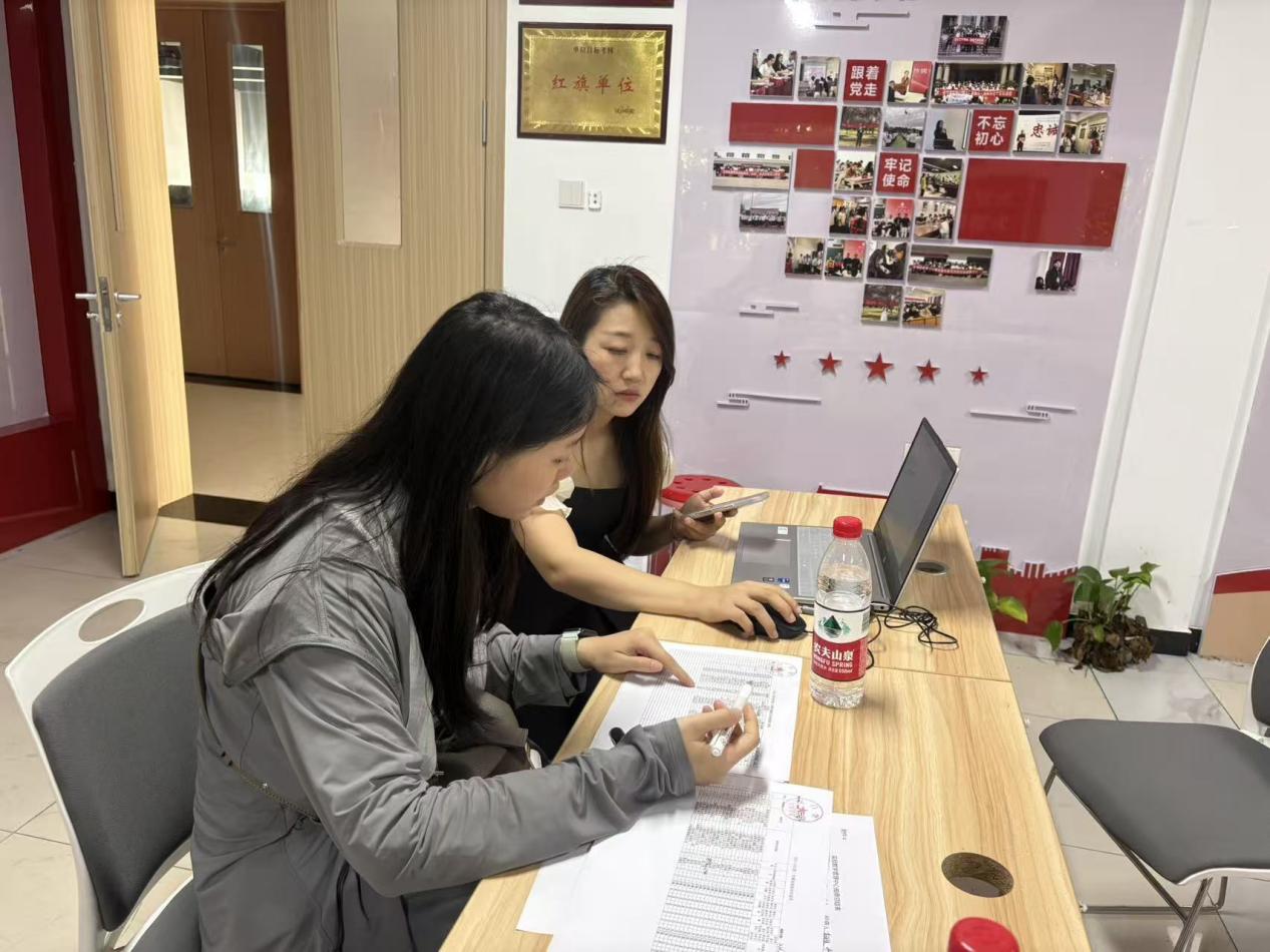 严把教学关——实验教学管理中心深入各学院检查实验教学资料