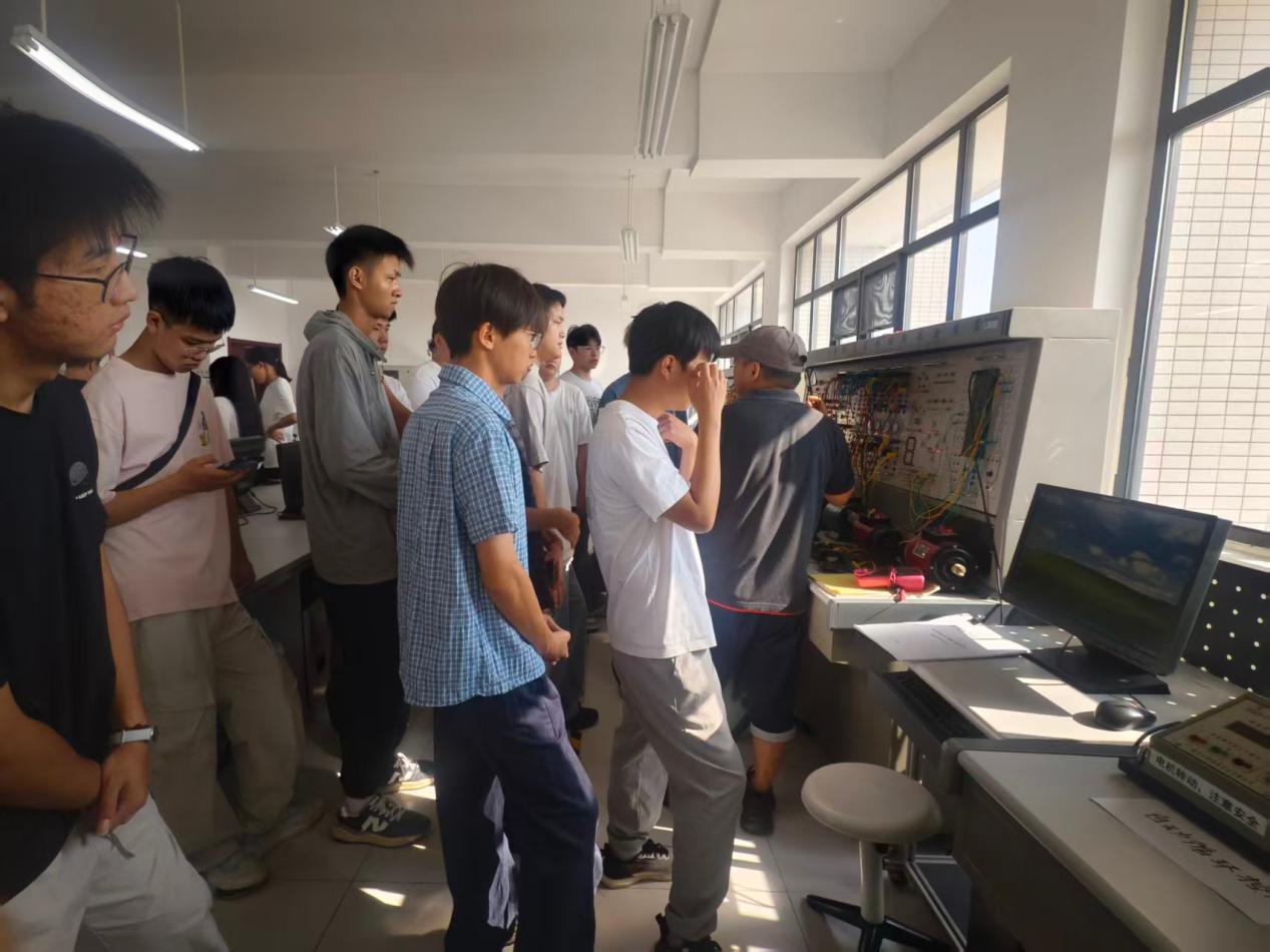 开学第一站，我们在实验室遇见了未来